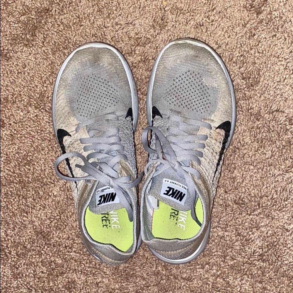 nike free run tennis shoes